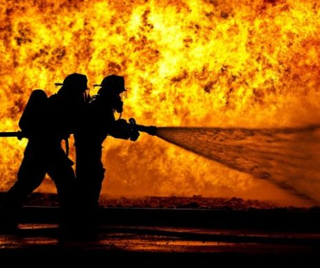 Incendiu puternic la o fabrică de lângă București. Intervenție dificilă a pompierilor