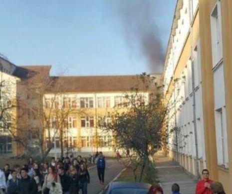 Panică la un liceu din Hunedoara. Elevi evacuați în urma unui incendiu, doi profesori au avut nevoie de îngrijiri medicale
