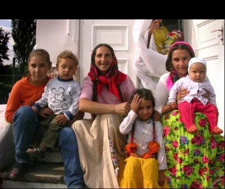 Un arendaș va strânge semnături pentru mutarea a zece familii de romi de lângă ferma sa