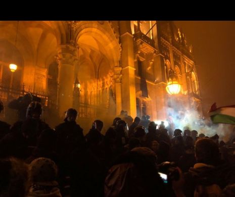 A doua seară de proteste VIOLENTE în Budapesta împotriva „legii sclaviei”. POLIȚIA intervine