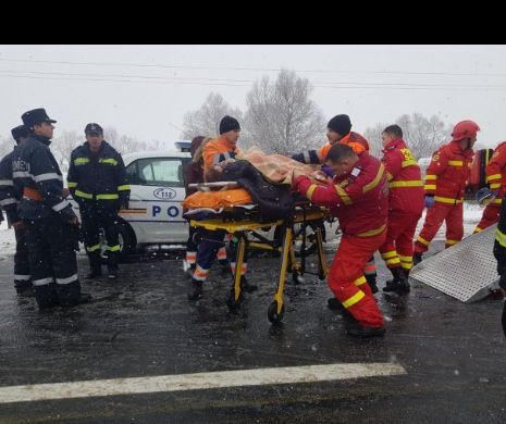 ACCIDENT de circulaţie GROAZNIC. 5 VICTIME în urma coliziunii dintre o ambulanţă SMURD şi o autoutilitară. Breaking News