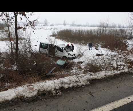 Accident în Arad: Un microbuz a ieșit în decor, trei persoane rănite