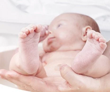 BOTOȘANI. Bebeluș de trei luni subnutrit de la griș cu lapte