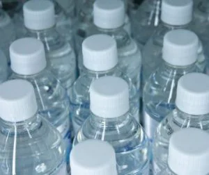 Pericol în sticlă. Apă îmbuteliată contaminată cu bacterii, descoperită de ANPC