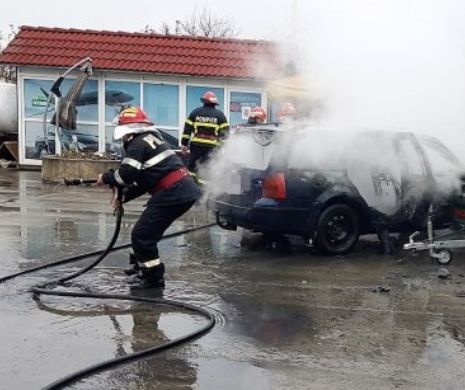 Mașină cuprinsă de flăcări, la Tulcea