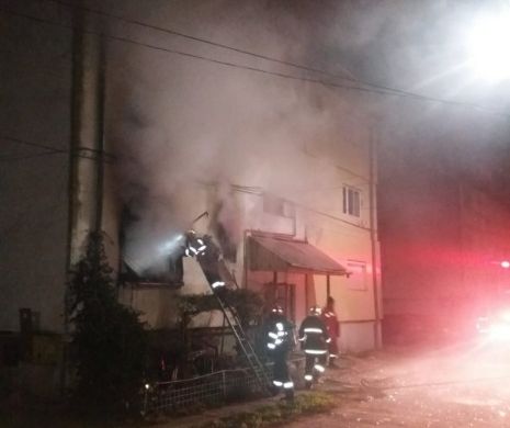 PANICĂ. Explozie într-un bloc din Arad. Cineva a vrut să arunce imobilul în aer I Galerie foto