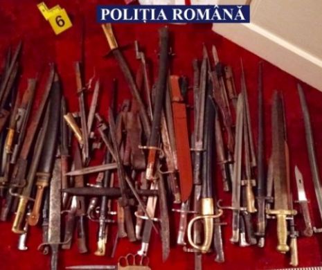 Pregătit de RĂZBOI, un arădean a fost prins cu 69 de săbii și baionete, pistoale și muniție I FOTO