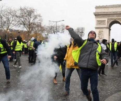Protestul „vestelor galbene” de sâmbătă face victime în rândul jurnaliștilor parizieni. Cu ce dispozitive au fost atacați