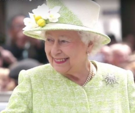 Regina Angliei A ÎNCINS SERVERELE cu o imagine virală. BUNICUŢĂ CA-N ROMÂNIA? Foto în articol