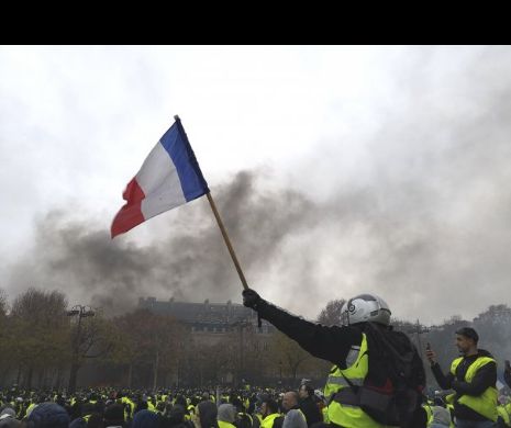 „REVOLUȚIE” în Franța. Sunt SUTE de persoane ARESTATE. Tensiuni ENORME în RĂZBOIUL dintre „Vestele Galbene” și Macron