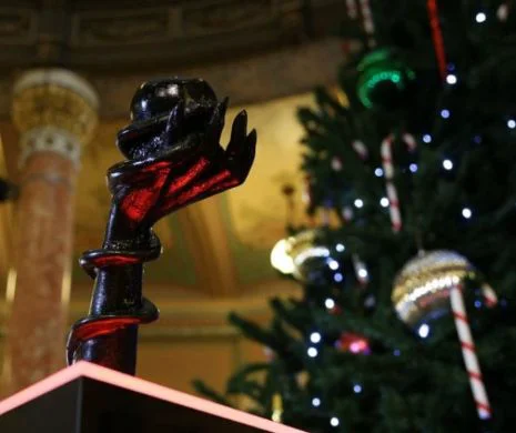 Statul Illinois îl primește pe Satan lângă Pomul de Crăciun