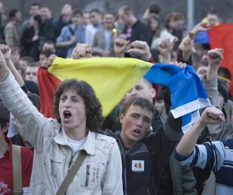 Sute de manifestanţi au ieşit în stradă. În Piaţa Victoriei din  Bucureşti a început REVOLUŢIA