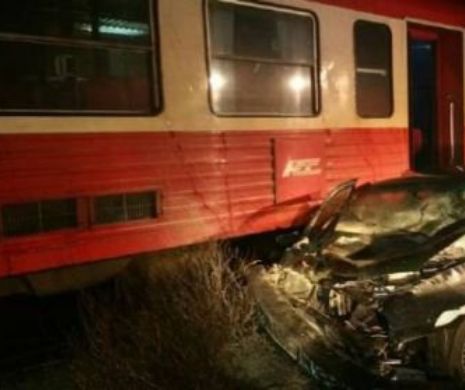 Tânăr la un pas de moarte: a intrat cu mașina într-un tren