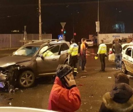 Accident CUMPLIT în București! O mașină de poliție făcută praf. Doi agenți sunt în STARE GRAVĂ