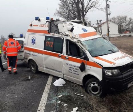 Ambulanță răsturnată în accident, la Constanța. Pacienta și asistenta, rănite