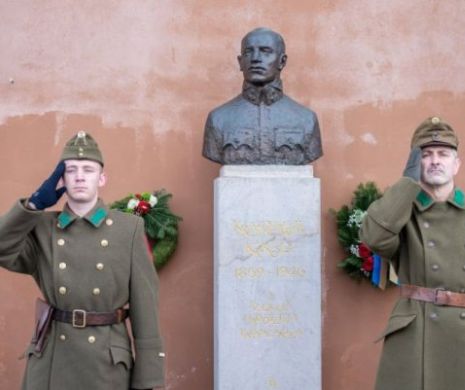 Ceremonie controversată la Târgu Secuiesc. Depunere de flori însoţită de doi indivizi purtând uniforme ale armatei maghiare. Şeful UDMR Covasna a fost între participanţi