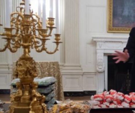 Donald Trump se DESCURCĂ chiar dacă este în BLOCAJ. Servește hamburgeri și pizza la Casa Albă: Tot ce este american îmi place
