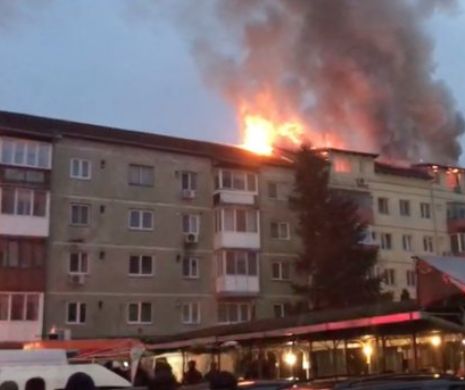 Mansarda unui bloc din Timișoara a ars în totalitate. Nu avea aviz ISU