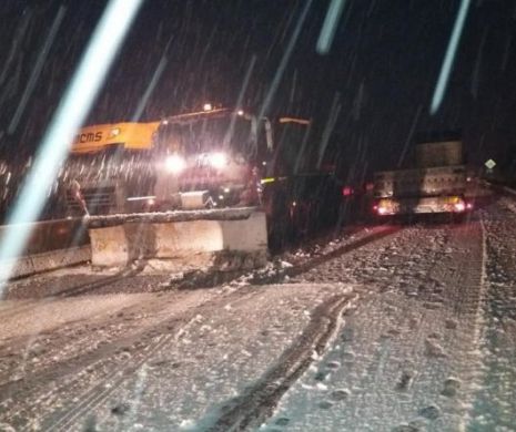 O banală ninsoare a blocat la propriu DN1. Drumarii au apărut TÂRZIU. Narcis Neaga îți place cum arată drumul?
