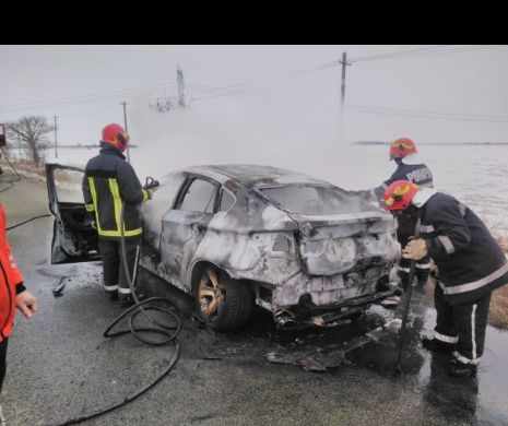 O mașină a luat foc șiu a ars complet, în mers I FOTO