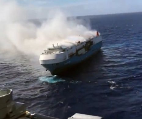 O navă cu MII de AUTOMOBILE la bord pluteşte în derivă în Oceanul Pacific, din luna decembrie. VIDEO