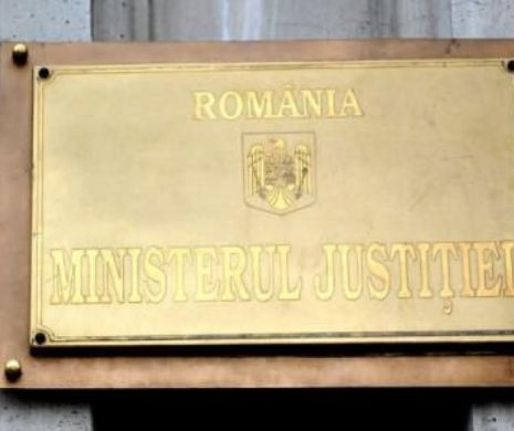 Protest EXTREM cu vopsea ROȘIE și CUȚITE pe scările Ministerului Justiției