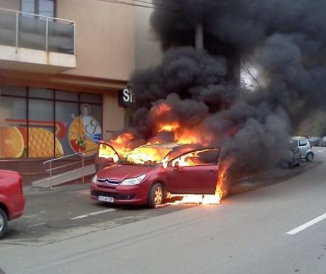 Situație INCREDIBILĂ în traficul din Iași. O mașină a LUAT FOC la SEMAFOR