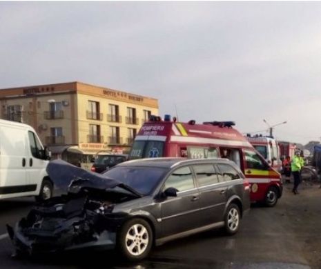 ACCIDENT în LANȚ. Un drum național COMPLET BLOCAT după ce PATRU AUTOVEHICULE s-au CIOCNIT