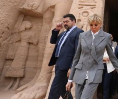 Adidașii cu reflexe aurii, de brand, purtaţi de Brigitte Macron au stârnit FURIA  Vestelor Galbene. Foto cu încălţămintea exclusivistă în articol