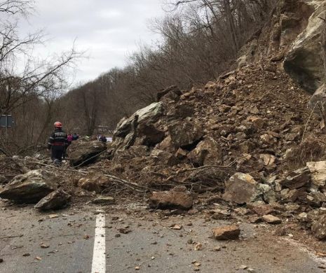 Drumul între Bocșa și Reșița BLOCAT de o alunecare de teren I VIDEO