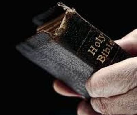 Este incredibil ce s-a întâmplat cu o BIBLIE în urma unui incendiu devastator. Pompierii, ÎN LACRIMI