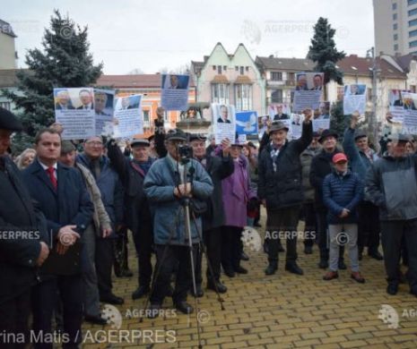 FIASCO la un miting de protest în Târgu Mureş. La UMFST au venit câţiva pensionari aduşi de politicieni.  Profesorii şi studenţii erau la cursuri