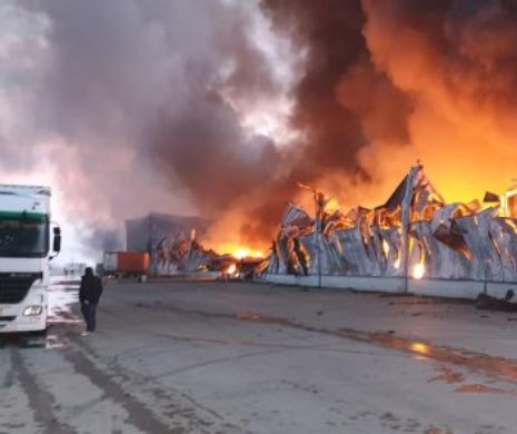 Incendiu cu pagube de zeci de milioane de euro la Alba Iulia. O fabrică întreagă s-a făcut scrum VIDEO