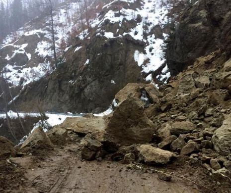 MASIVE alunecări de teren. O stâncă URIAŞĂ a blocat drumul. Situaţia este DISPERATĂ