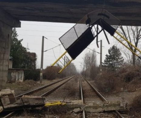 TRAFIC FEROVIAR BLOCAT blocat între PLOIEȘTI Sud și BUZĂU. Balustrada unui pod, prăbușită pe calea ferată