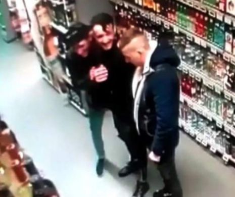 Un bărbat a fost BĂTUT cu SĂLBĂTICIE într-un magazin din București. VIDEO