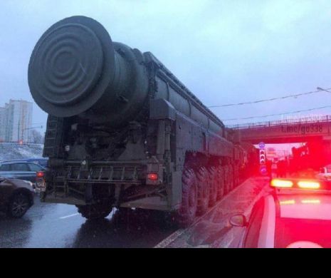 VIDEO: Doar în Rusia se poate întâmpla așa ceva. Transportoare de rachete balistice intercontinentale blocate în trafic