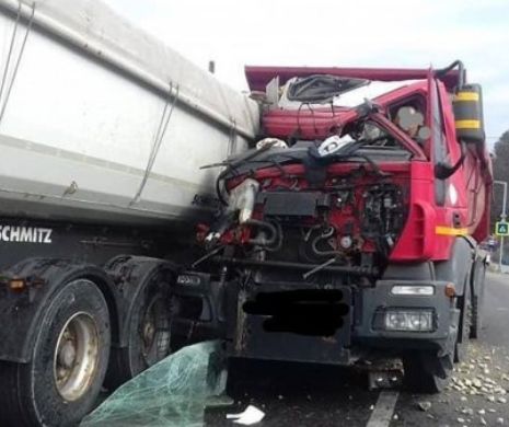 Accident grav în Argeș. Două camioane s-au ciocnit pe DN73. Traficul este blocat.VIDEO