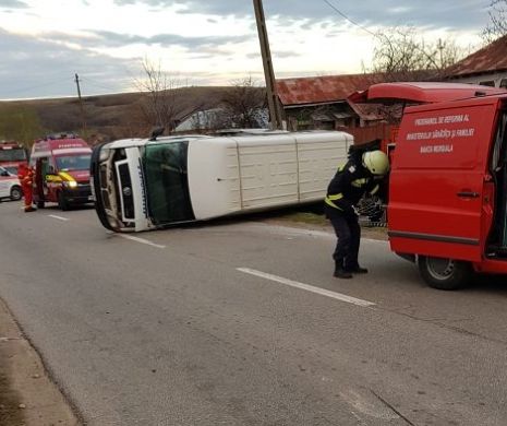 Accident grav în Olt între un autoturism și un microbuz cu pasageri. Mai multe persoane au fost rănite. FOTO