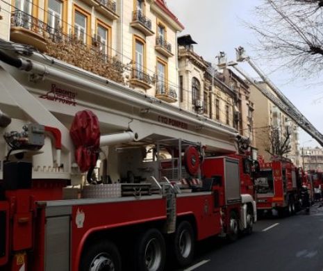 Alertă ISU în București. Incendiu puternic. Un om a murit. Pompierii evacuează un bloc de locuințe