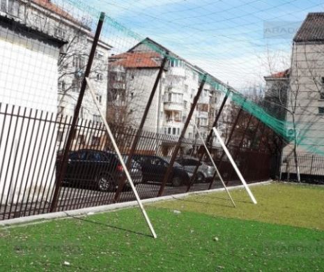 Gardul Liceului baptist din Arad stă să cadă peste terenul de sport