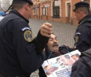 Gest DISPERAT. Pensionarul bătut până la spitalizare de un polițist a încercat să-și dea foc