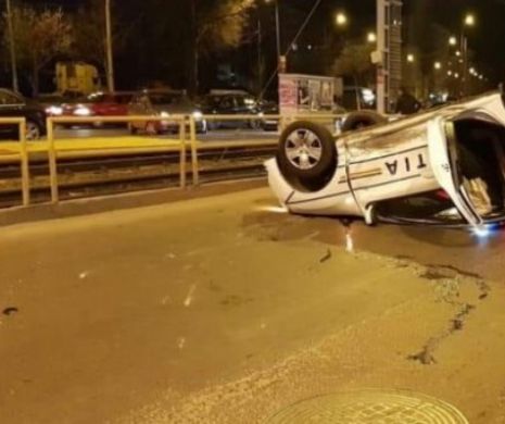 Grav accident în Bucureşti. O maşina de poliţie a fost rasturnată. Doi poliţişti  au fost răniţi