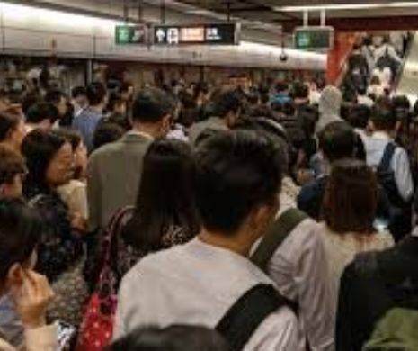 Haos în Hong Kong. Două trenuri de metrou s-au ciocnit puternic în timpul testării noului sistem de semnalizare a rețelei subterane. FOTO