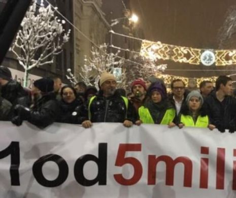 Haos în Serbia. Protestatarii au pătruns în sediul televiziunii de stat din Belgrad