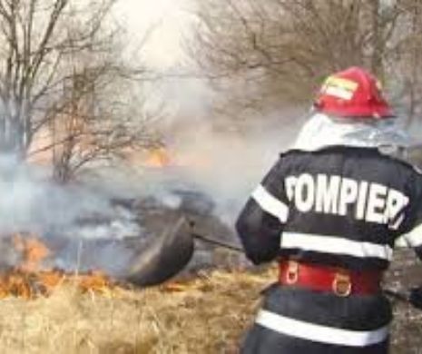 IAD în ROMÂNIA: 60 de hectare de vegetație în flăcări, zeci de gospodării în pericol