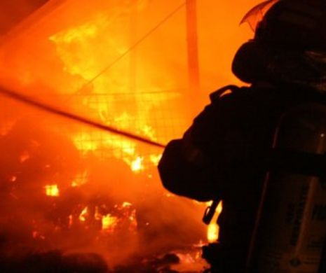 Incendiu de proporții în Prahova! Un centru de dezmembrări auto a fost distrus
