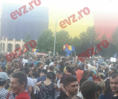 INCIDENTE la protestul PSD Brașov. Bătaie între protestatarii anti și pro Liviu Dragnea. Poliția a intervenit în forță