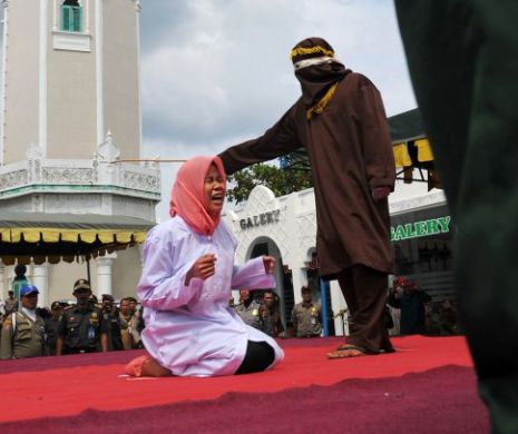 Indonezia: Șase cupluri au fost biciuite pentru că au avut relații intime în afara căsătoriei