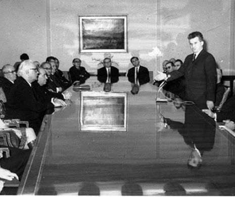 Intelectualii lui Ceaușescu, luați la bani mărunți de istoricul Cosmin Popa. Cum au îngenuncheat marii oamenii de știință ai României în fața comuniștilor analfabeți